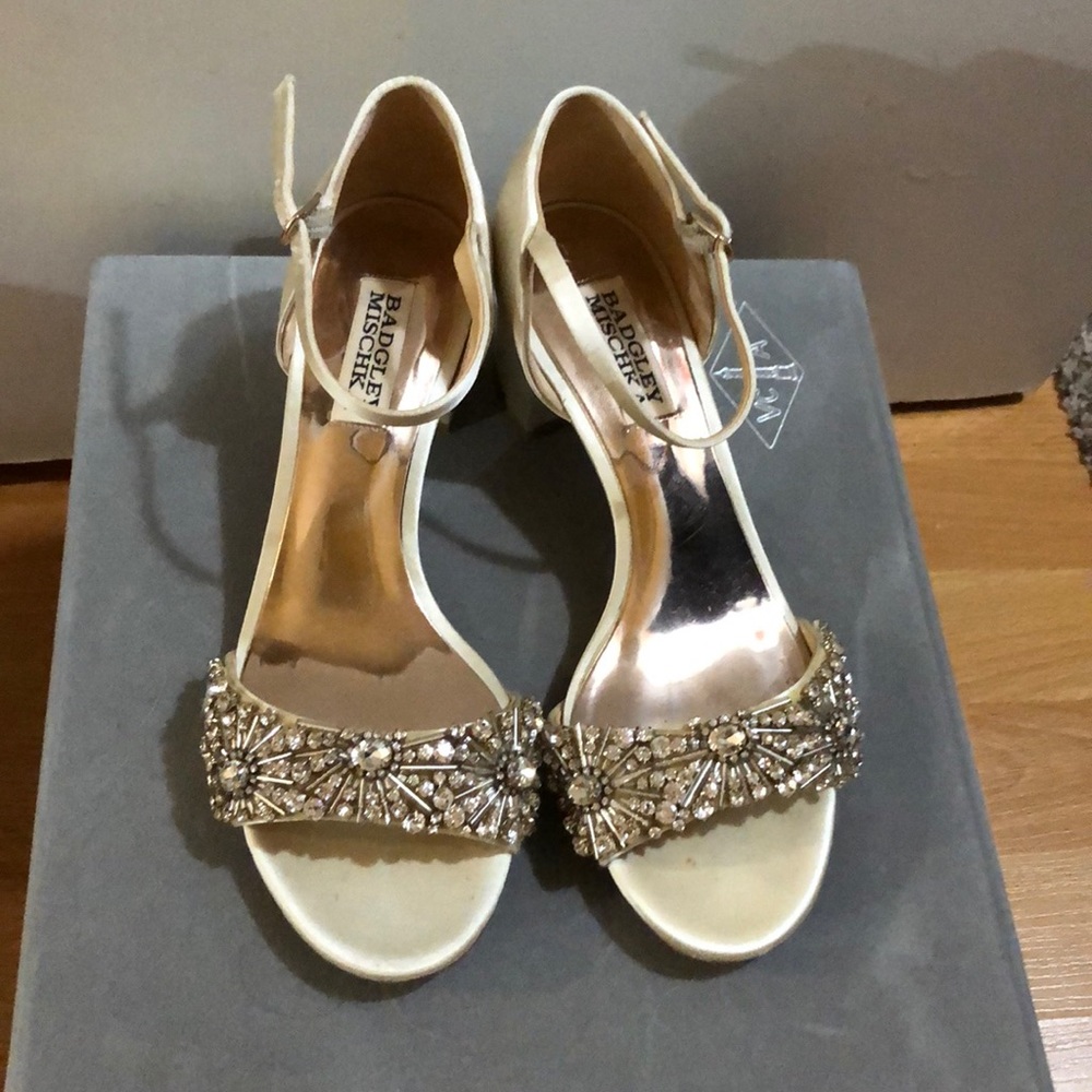 Badgley Mischka jewerly cream shoes heels sz 36.5